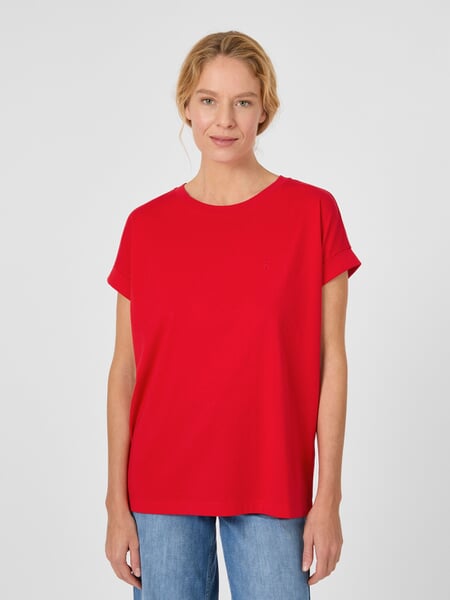 Dameskatoenen shirt Red, gepresenteerd op een model