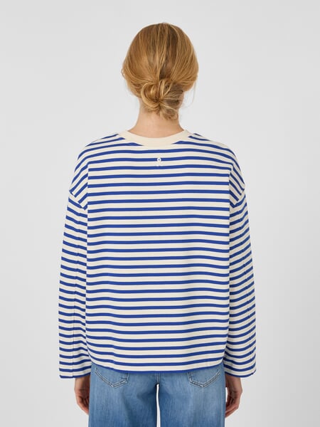 Gestreepte dames-sweater Blauw-naturel, gepresenteerd op een model
