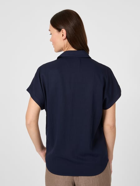 Kortærmet damebluse Navy, præsenteret på en model