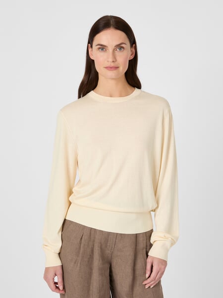 Damen-Feinstrickpullover Cremeweiß, Tragebild