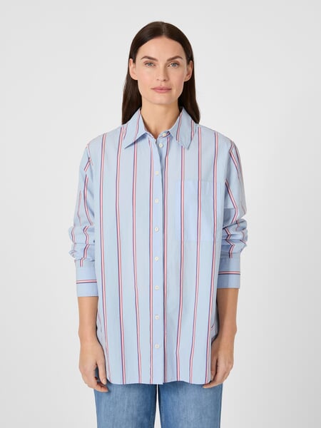 Gestreepte damesoverhemdblouse Lichtblauw, gepresenteerd op een model