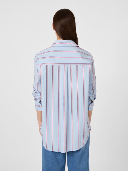 Stribet damebluse Lyseblå, præsenteret på en model