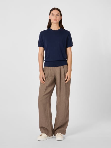 Dames-gebreid shirt Navy, gepresenteerd op een model