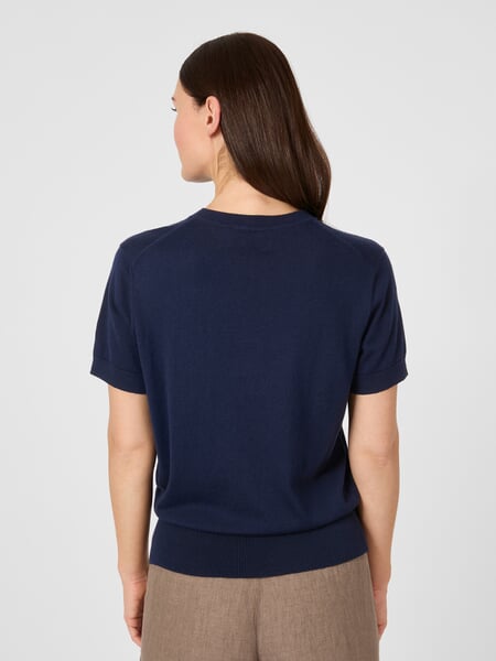 Strikbluse til kvinder Navy, præsenteret på en model