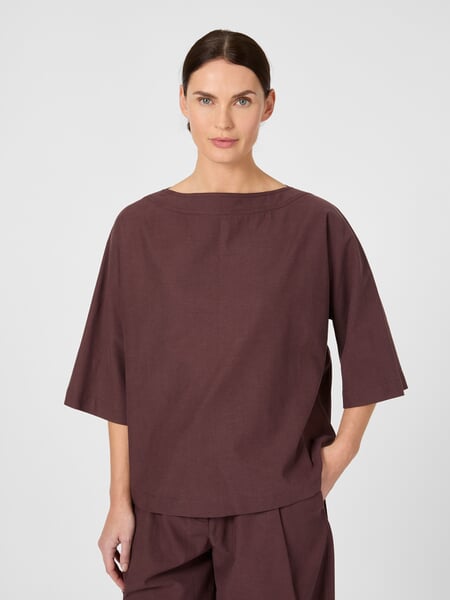 Damesblouse zonder knoopjes Wijnrood, gepresenteerd op een model