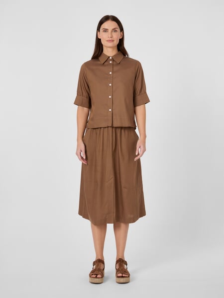 Women’s Lyocell-Cotton Blouse Caramel, presented on a model