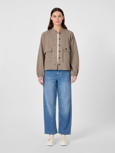 dameblouson Beige, præsenteret på en model