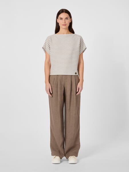 Stribet strikbluse til kvinder Beige-creme, præsenteret på en model