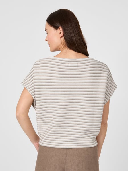 Stribet strikbluse til kvinder Beige-creme, præsenteret på en model