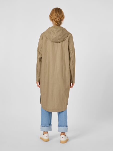 Damesjas van linnen met capuchon Linde groen, gepresenteerd op een model
