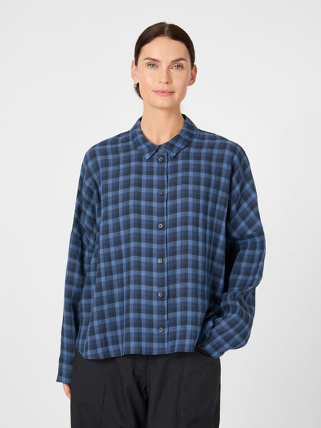 Damesblouse met ruitjesmotief Blauw, gepresenteerd op een model