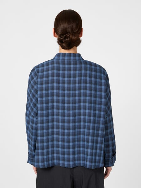 Damebluse med ternet mønster Blue, præsenteret på en model