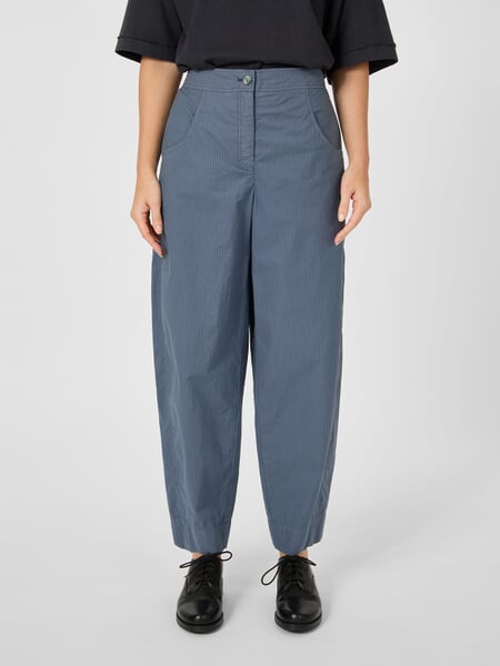 Pantalon en tissu pour femme Bleu, présenté sur un modèle