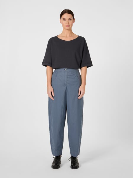 Damesbroek van stof Blauw, gepresenteerd op een model