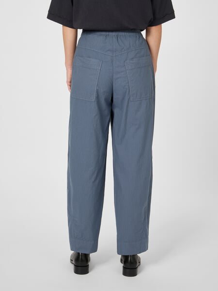 Damesbroek van stof Blauw, gepresenteerd op een model