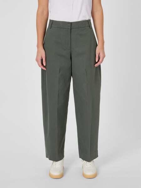 Damesbroek van twill Olive, gepresenteerd op een model