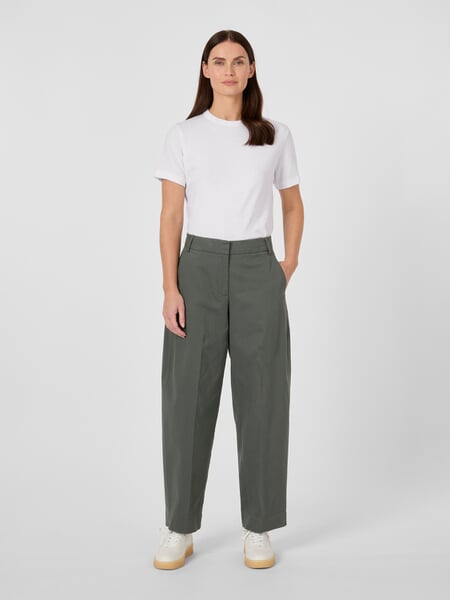 Damesbroek van twill Olive, gepresenteerd op een model