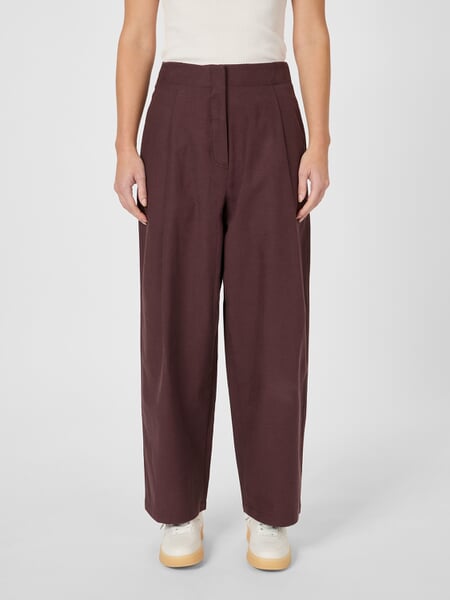 Damen-Bundfaltenhose Weinrot, Tragebild