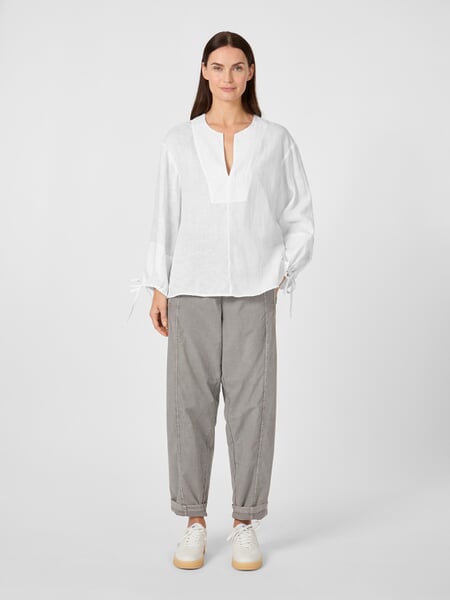 Damebluse i hør, uden knapper Hvid, præsenteret på en model