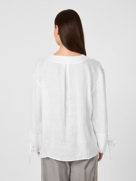 Damesblouse van linnen (overhead) Wit, gepresenteerd op een model