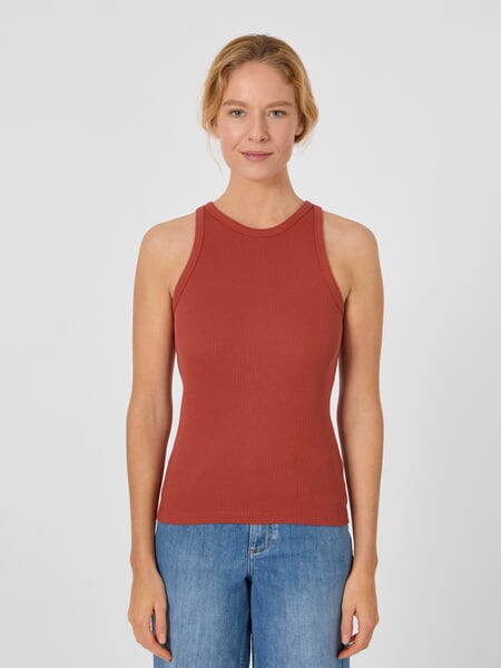 Dames-top met dubbele ribbel Roest rood, gepresenteerd op een model