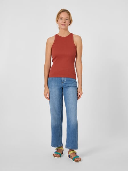 Dames-top met dubbele ribbel Roest rood, gepresenteerd op een model