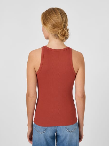 Dames-top met dubbele ribbel Roest rood, gepresenteerd op een model