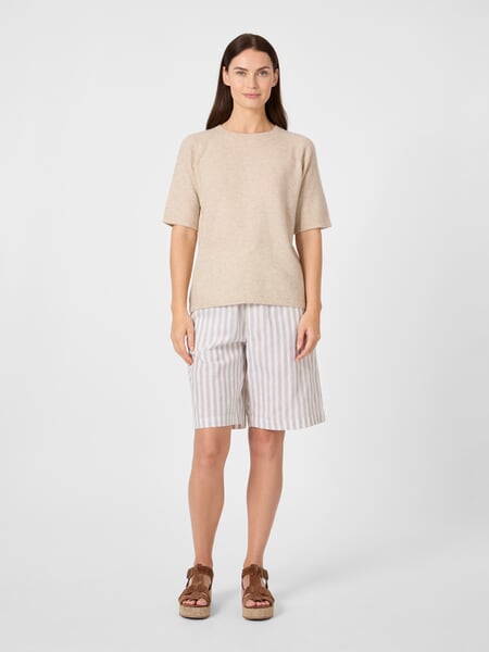 Pull en cachemire pour femme Naturel, présenté sur un modèle