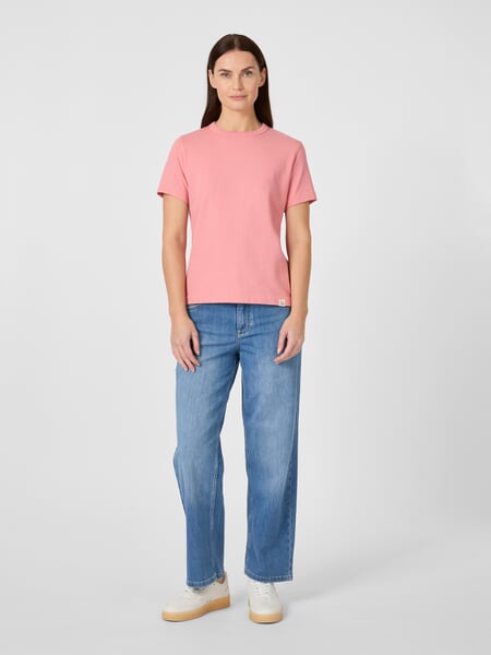 T-shirt femme TEE03 Rosé, présenté sur un modèle
