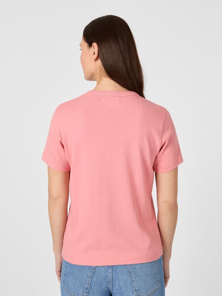 Dame-T-shirt TEE03 Rosé, præsenteret på en model