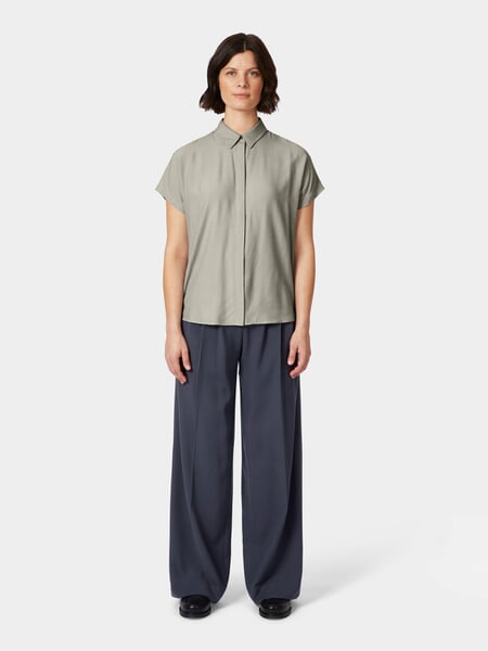 Damesblouse met korte mouwen Lichtgroen, gepresenteerd op een model