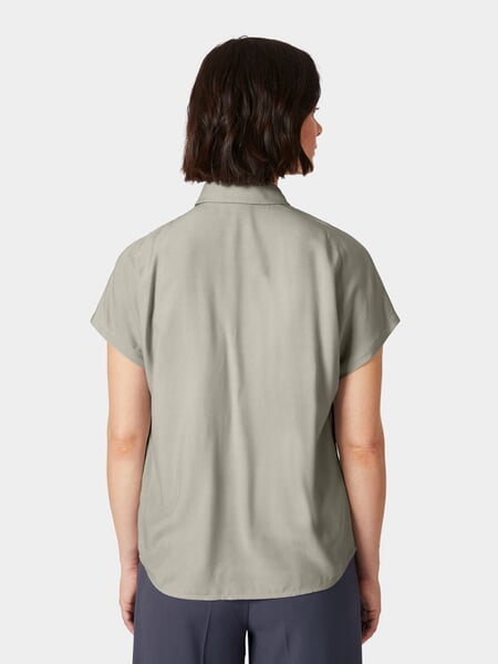 Damesblouse met korte mouwen Lichtgroen, gepresenteerd op een model
