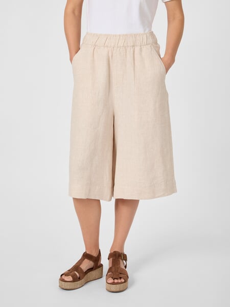 Bermudashorts til kvinder i hør Natur, præsenteret på en model