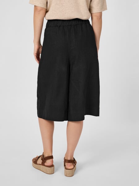 Bermudashorts til kvinder i hør Sort, præsenteret på en model