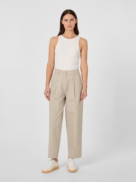 Damebukser med plissering Beige, præsenteret på en model