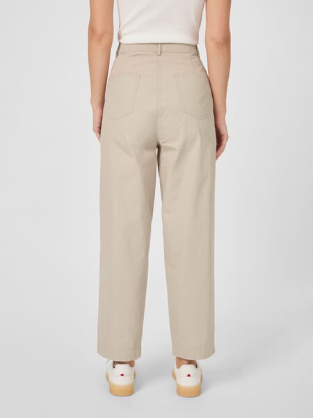 Damebukser med plissering Beige, præsenteret på en model