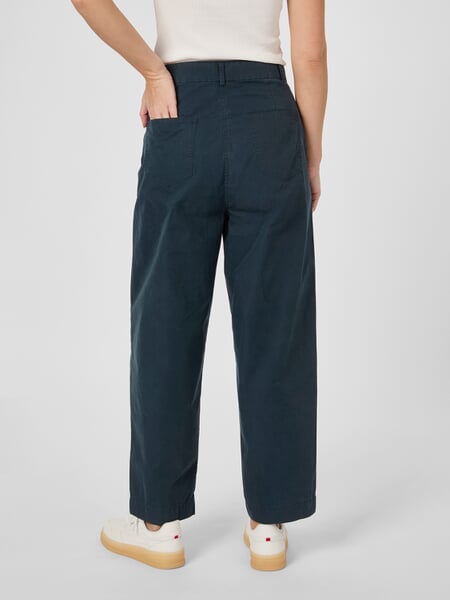 Women's Pleated Pants Dark blue, presented on a model