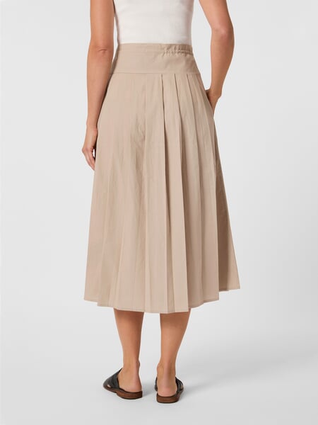 Midiskirt til kvinder Sand, præsenteret på en model