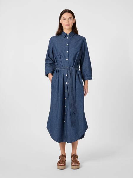 Damesjurk van katoen Denimblauw, gepresenteerd op een model