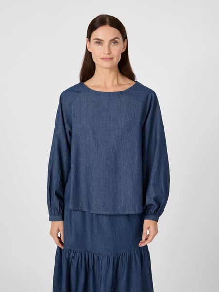 Damesblouse van katoen Denimblauw, gepresenteerd op een model