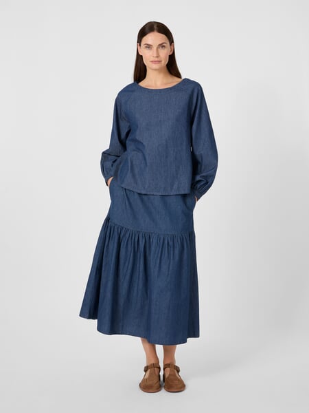 Damebluse i bomuld Denim blå, præsenteret på en model