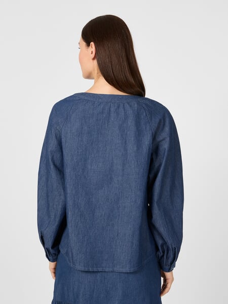 Damesblouse van katoen Denimblauw, gepresenteerd op een model