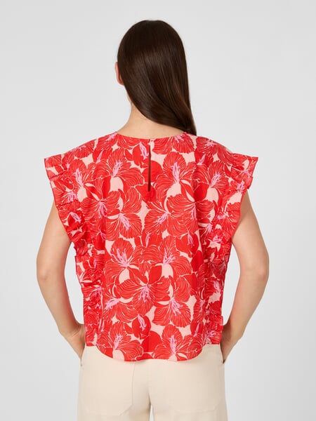 Damesblouse met volant Rood met patroon, gepresenteerd op een model
