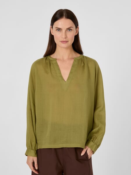 Damesblouse van ramie Olive, gepresenteerd op een model