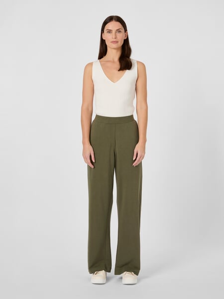 Damesbroek Marlene TENCEL™ Olive, gepresenteerd op een model