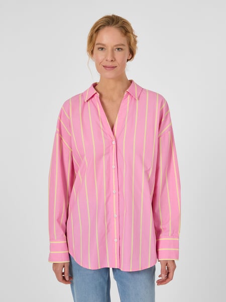 Gestreepte damesblouse Roze, gepresenteerd op een model