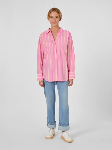Stribet damebluse Pink, præsenteret på en model