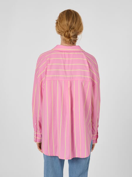 Stribet damebluse Pink, præsenteret på en model