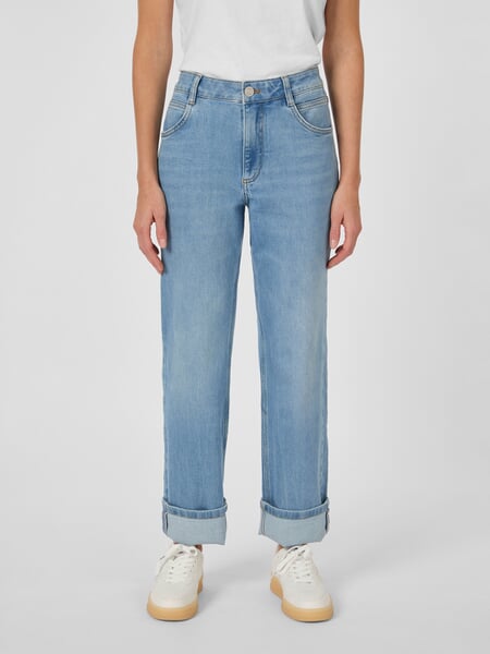 Damesjeans met omgeslagen boord Lichtblauw, gepresenteerd op een model