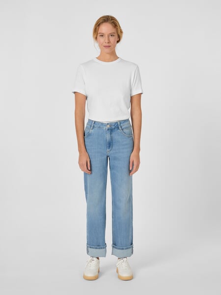 Jeans pour femme à revers Bleu clair, présenté sur un modèle